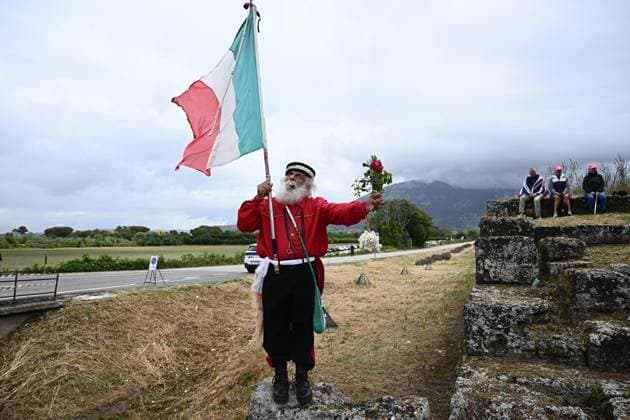 May 14, 2026, Paestum, ITALY: Italian fan dressed as Giuseppe Garibaldi awsit pack of riders at the departure of the 06th stage of the 109 Giro d Italia 2026, cycling race over 141 km from Paestum to Napoli, 14 May 2026. ANSA LUCA ZENNARO. Giro D Italia Cycling Tour - Stage 06  - ZUMAa110 20260514_zaf_a110_039 Copyright: xLucaxZennarox