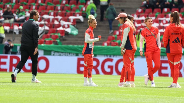14.05.2026, xrekx, Fussball DFB Pokalfinale der Frauen, VfL Wolfsburg - FC Bayern München v.l. Platzbegehung Linda Dallmann (FC Bayern Muenchen) (DFL DFB REGULATIONS PROHIBIT ANY USE OF PHOTOGRAPHS as IMAGE SEQUENCES and or QUASI-VIDEO) Köln