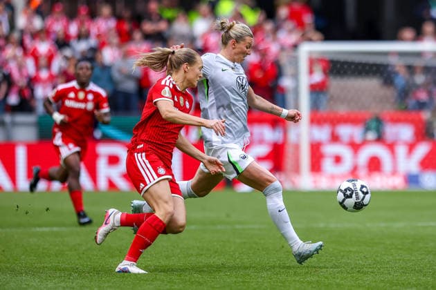 2026.05.14, xkwix, Fußball, Finale DFB-Pokal Frauen, VfL Wolfsburg - FC Bayern München, Saison 2025 2026, Rhein-Energie-Stadion in Köln: Alexandra Popp (VfL Wolfsburg Frauen 11) im Zweikampf gegen Magdalena Eriksson (FC Bayern München Frauen 5) DFB regulations prohibit any use of photographs as image sequences and or quasi-video. Photo: xKamilxWilkowskixPressefotoKochx Nordrhein-Westfalen Deutschland