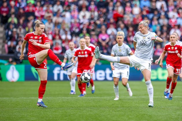 2026.05.14, xkwix, Fußball, Finale DFB-Pokal Frauen, VfL Wolfsburg - FC Bayern München, Saison 2025 2026, Rhein-Energie-Stadion in Köln: Alexandra Popp (VfL Wolfsburg Frauen 11) im Zweikampf gegen Franziska Kett (FC Bayern München Frauen 20) DFB regulations prohibit any use of photographs as image sequences and or quasi-video. Photo: xKamilxWilkowskixPressefotoKochx Nordrhein-Westfalen Deutschland