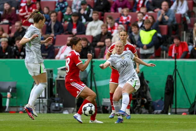 14.05.2026, GER, Fussball, Frauen, DFB-Pokal, Finale, Saison 2025 2026, VfL Wolfsburg - FC Bayern München Momoko Tanikawa (Bayern) und Thea Bjelde (Wolfsburg) im Kampf um den Ball Köln RheinEnergieSTADION Nordrhein-Westfalen Deutschland Copyright: xAdrianxSchlüterx