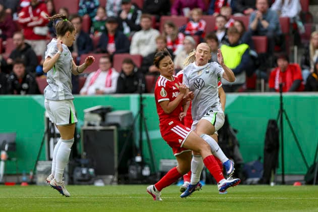 14.05.2026, GER, Fussball, Frauen, DFB-Pokal, Finale, Saison 2025 2026, VfL Wolfsburg - FC Bayern München Momoko Tanikawa (Bayern) und Thea Bjelde (Wolfsburg) im Kampf um den Ball Köln RheinEnergieSTADION Nordrhein-Westfalen Deutschland Copyright: xAdrianxSchlüterx