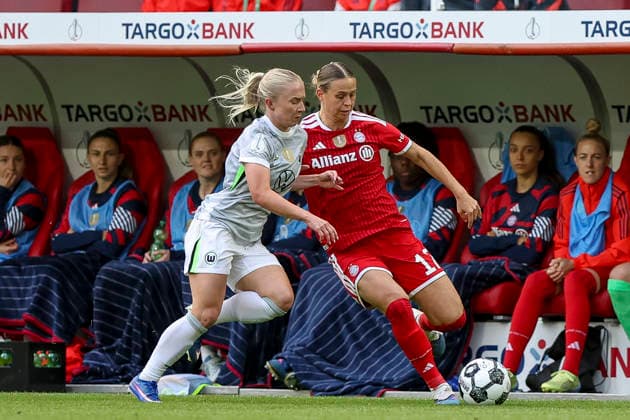 14.05.2026, GER, Fussball, Frauen, DFB-Pokal, Finale, Saison 2025 2026, VfL Wolfsburg - FC Bayern München Thea Bjelde (Wolfsburg) und Klara Bühl (Bayern) im Kampf um den Ball Köln RheinEnergieSTADION Nordrhein-Westfalen Deutschland Copyright: xAdrianxSchlüterx