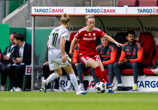 Zweikampf zwischen: duel between: Svenja Huth (VfL Wolfsburg, 10) und Franziska Kett (FC Bayern Muenchen, 20) 46. DFB-Pokal Finale der Frauen: VfL Wolfsburg - FC Bayern München DFL regulations prohibit any use of photographs as image sequences and or quasi-video. Copyright: HMBxMedia xMarcoxBader