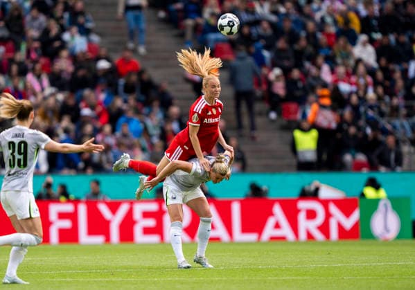 Kopfballduell zwischen Header duel between: Alexandra Popp (VfL Wolfsburg, 11) und Glodis Perla Viggosdottir (FC Bayern Muenchen, 4) 46. DFB-Pokal Finale der Frauen: VfL Wolfsburg - FC Bayern München DFL regulations prohibit any use of photographs as image sequences and or quasi-video. Copyright: HMBxMedia xMarcoxBader