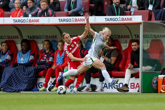 14.05.2026, GER, Fussball, Frauen, DFB-Pokal, Finale, Saison 2025 2026, VfL Wolfsburg - FC Bayern München Thea Bjelde (Wolfsburg) und Klara Bühl (Bayern) im Kampf um den Ball Köln RheinEnergieSTADION Nordrhein-Westfalen Deutschland Copyright: xAdrianxSchlüterx