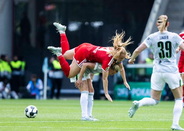 Koeln, RheinEnergieStadion, 14.05.2026: Glodis Viggosdottir of Muenchen gainst Alexandra Popp of Wolfsburg during the DFB cup final VFL Wolfsburg v. FC Bayern Muenchen.