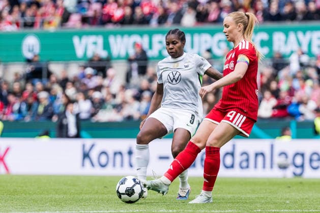 DFB-Pokal 46. Finale der Frauen, VfL Wolfsburg - FC Bayern München, 14.05.2026 Zweikampf Lineth Beerensteyn (VfL Wolfsburg, 9), Glodis Perla Viggosdottir (FC Bayern München, 4) DFB-Pokal 46. Finale der Frauen, VfL Wolfsburg - FC Bayern München, Köln, RheinEnergieSTADION am 14.05.2026 Copyright: xBEAUTIFULxSPORTS Wunderlx