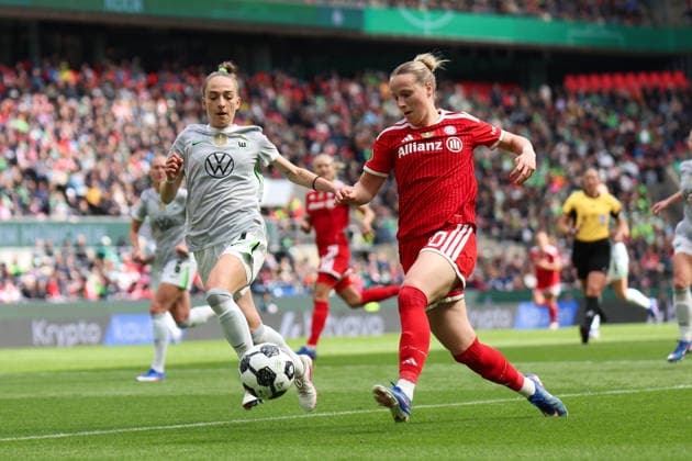 DFB-Pokal 46. Finale der Frauen, VfL Wolfsburg - FC Bayern München, 14.05.2026 Sophia Kleinherne (VfL Wolfsburg, 4) im Zweikampf mit Franziska Kett (FC Bayern München, 20) DFB-Pokal 46. Finale der Frauen, VfL Wolfsburg - FC Bayern München: Köln, RheinEnergieSTADION ;14.05.2025 Copyright: xBEAUTIFULxSPORTS Freisenx