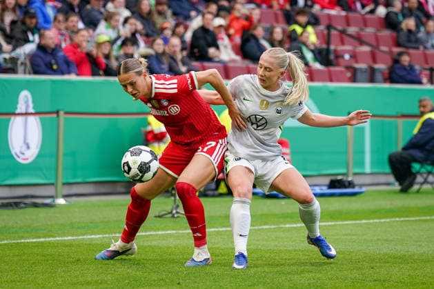 Deutschland: Fussball DFB Pokal Frauen 2025 - 2026, Finale - VfL Wolfsburg vs FC Bayern München - Rhein-Energie-Stadion (Köln): Klara Bühl Klara Buehl Klara Buhl (FC Bayern München, 17) Thea Bjelde (VfL Wolfsburg, 2) im Zweikampf Copyright: xJOERANxSTEINSIEKx