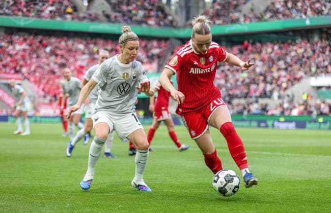 GER, Köln, Vfl Wolfsburg vs FC Bayern München, DFB-Pokal Frauen, Fussball, DFB, Spielzeit 2025 2026, Rhein-Energie-Stadion, Finale im Bild v.l.: Svenja Huth (VfL Wolfsburg Frauen 10), Franziska Kett (Bayern München 20), Zweikampf DFB DFL REGULATIONS PROHIBIT ANY USE OF PHOTOGRAPHS AS IMAGE SEQUENCES AND OR QUASI-VIDEO, 14.05.2026 Copyright: HMBxMedia HendrikxHamelau