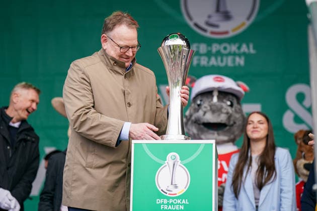 Deutschland: Fussball DFB Pokal Frauen 2025 - 2026, Finale - VfL Wolfsburg vs FC Bayern München - Rhein-Energie-Stadion (Köln): Torsten Burmester, Oberbürgermeister der Stadt Köln mit DFB-Pokal Copyright: xJOERANxSTEINSIEKx