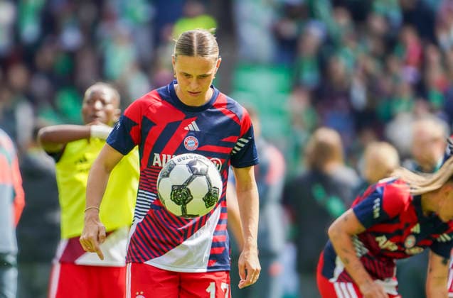 Deutschland: Fussball DFB-Pokal Frauen 2025 2026, Finale VfL Wolfsburg vs Bayern München RheinEnergieStadion (Köln): Portraitfoto, Portrait, Einzelaufnahme, Porträt Klara Bühl Klara Buehl (FC Bayern München Frauen, 17) am Ball Köln Copyright: xAymanxAlahmedx