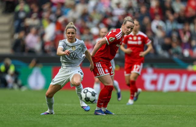 GER, Köln, Vfl Wolfsburg vs FC Bayern München, DFB-Pokal Frauen, Fussball, DFB, Spielzeit 2025 2026, Rhein-Energie-Stadion, Finale im Bild v.l.: Svenja Huth (VfL Wolfsburg Frauen 10), Franziska Kett (Bayern München 20) DFB DFL REGULATIONS PROHIBIT ANY USE OF PHOTOGRAPHS AS IMAGE SEQUENCES AND OR QUASI-VIDEO, 14.05.2026 Copyright: HMBxMedia HendrikxHamelau