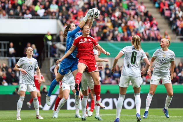 DFB-Pokal 46. Finale der Frauen, VfL Wolfsburg - FC Bayern München, 14.05.2026 Stina Johannes (VfL Wolfsburg, 1) im Zweikampf mit Magdalena Eriksson (FC Bayern München, 5) DFB-Pokal 46. Finale der Frauen, VfL Wolfsburg - FC Bayern München: Köln, RheinEnergieSTADION ;14.05.2025 Copyright: xBEAUTIFULxSPORTS Freisenx