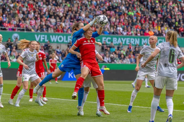 Köln, Deutschland 14. Mai 2025: DFB-Pokal Frauen - 2025 2026 - Finale - VfL Wolfsburg gegen FC Bayern München Im Bild: v. li. im Zweikampf Torhüterin Stina Johannes (VfL) und Magdalena Eriksson (FCB) DFB regulations prohibit any use of photographs as image sequences and or quasi-video RheinEnergieStadion Nordrhein Westfalen Copyright: xFotostandx xSchäferx