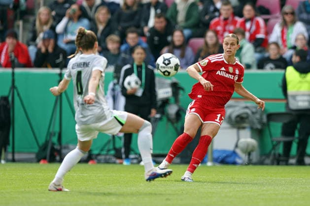 14.05.2026, xovx, Fußball, Frauen DFB-Pokal Finale, VfL Wolfsburg - FC Bayern München v.l. Sophia Kleinherne (VfL Wolfsburg), Klara Bühl (FC Bayern München) Köln Rhein-Energie-Stadion Nordrhein-Westfalen Deutschland (DE)