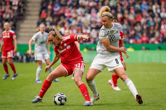 Deutschland: Fussball DFB Pokal Frauen 2025 - 2026, Finale - VfL Wolfsburg vs FC Bayern München - Rhein-Energie-Stadion (Köln): Georgia Stanway (FC Bayern München, 31) Lena Lattwein (VfL Wolfsburg, 8) Copyright: xJOERANxSTEINSIEKx