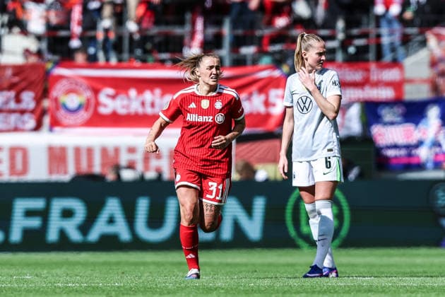 Fussball, DFB-Pokal Frauen Saison 2025 2026 Finale VfL Wolfsburg - FC Bayern München 14.05.2026, RheinEnergieSTADION Torjubel FC Bayern München nach dem Tor zum 1-0 durch Georgia Stanway (FC Bayern München, 31) durch einen Elfmeter die Spielerinnen freuen sich Köln RheinEnergieSTADION Nordrhein-Westfalen Deutschland