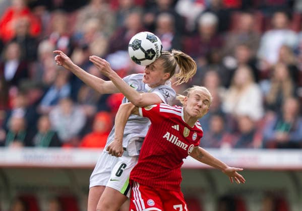 Kopfballduell zwischen Header duel between Pernille Harder (FC Bayern Muenchen, 21) und Janina Minge (VfL Wolfsburg, 6) 46. DFB-Pokal Finale der Frauen: VfL Wolfsburg - FC Bayern München DFL regulations prohibit any use of photographs as image sequences and or quasi-video. Copyright: HMBxMedia xMarcoxBader