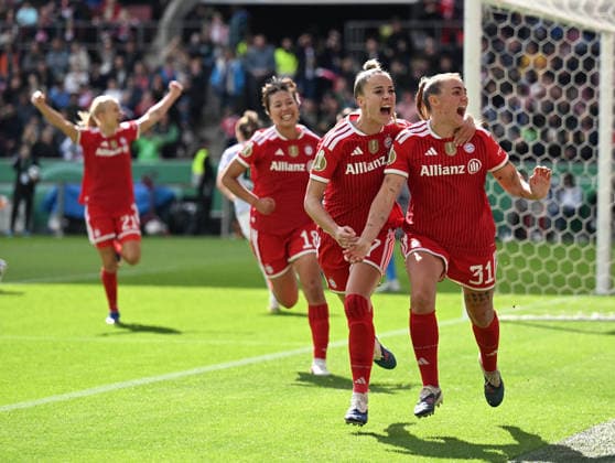 14.05.2026, xophax, Fussball , Frauen DFB - Pokal Finale 25 26. Rhein Energie Stadion Köln. VFL Wolfsburg gegen Bayern München. 1 zu 0 für die Bayern . Torschützin per Elfmeter Georgia Stanway ( Bayern München ), rechts . Jubel Giulia Gwinn , links ( Bayern München ) Koeln *** 14 05 2026, xophax, Fußball , Frauen DFB Pokal Finale 25 26 Rhein Energie Stadion Köln VFL Wolfsburg gegen Bayern München 1 zu 0 für die Bayern Goalscorer by penalty Georgia Stanway Bayern München , right cheering Giulia Gwinn , left Bayern München Koeln