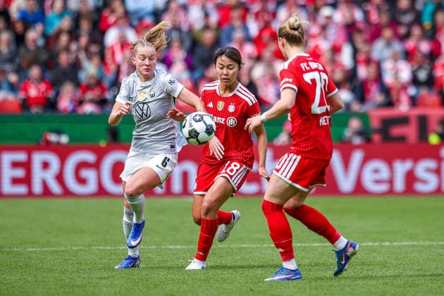 2026.05.14, xkwix, Fußball, Finale DFB-Pokal Frauen, VfL Wolfsburg - FC Bayern München, Saison 2025 2026, Rhein-Energie-Stadion in Köln: Janina Minge (VfL Wolfsburg Frauen 6) im Zweikampf gegen Franziska Kett (FC Bayern München Frauen 20) und Momoko Tanikawa (FC Bayern München Frauen 18) DFB regulations prohibit any use of photographs as image sequences and or quasi-video. Photo: xKamilxWilkowskixPressefotoKochx Nordrhein-Westfalen Deutschland