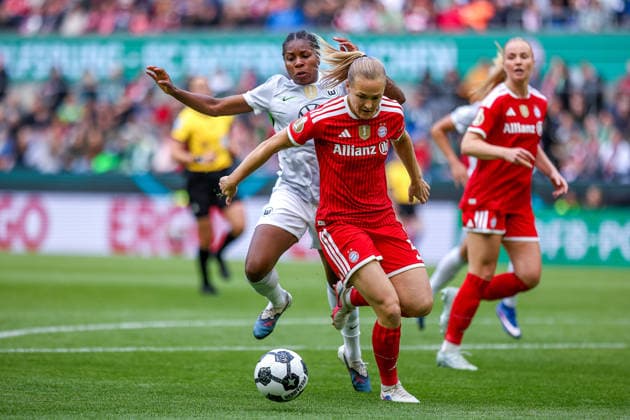 2026.05.14, xkwix, Fußball, Finale DFB-Pokal Frauen, VfL Wolfsburg - FC Bayern München, Saison 2025 2026, Rhein-Energie-Stadion in Köln: Lineth Beerensteyn (VfL Wolfsburg Frauen 9) im Zweikampf gegen Magdalena Eriksson (FC Bayern München Frauen 5) DFB regulations prohibit any use of photographs as image sequences and or quasi-video. Photo: xKamilxWilkowskixPressefotoKochx Nordrhein-Westfalen Deutschland