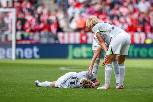2026.05.14, xkwix, Fußball, Finale DFB-Pokal Frauen, VfL Wolfsburg - FC Bayern München, Saison 2025 2026, Rhein-Energie-Stadion in Köln: Alexandra Popp (VfL Wolfsburg Frauen 11) liegt verletzt am Boden und haelt sich den Kopf DFB regulations prohibit any use of photographs as image sequences and or quasi-video. Photo: xKamilxWilkowskixPressefotoKochx Nordrhein-Westfalen Deutschland
