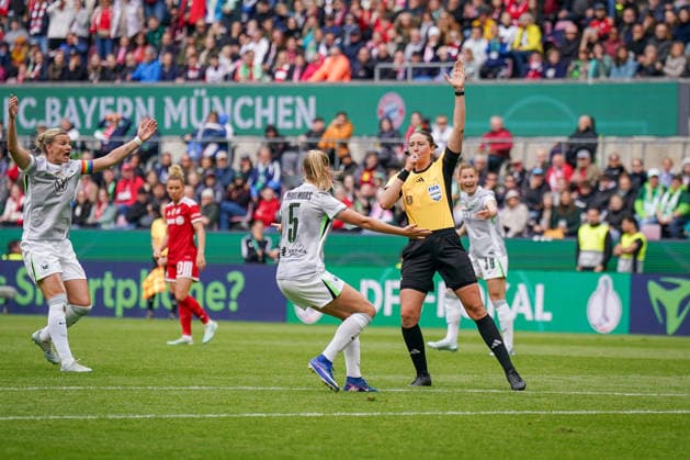 Deutschland: Fussball DFB Pokal Frauen 2025 - 2026, Finale - VfL Wolfsburg vs FC Bayern München - Rhein-Energie-Stadion (Köln): Schiedsrichterin Franziska Wildfeuer (Viechtach) Ella Peddemors (VfL Wolfsburg, 5) Alexandra Popp (VfL Wolfsburg, 11) Geste, Gestik, Emotion, Mimik, Gesichtsausdruck, Emotion Copyright: xJOERANxSTEINSIEKx