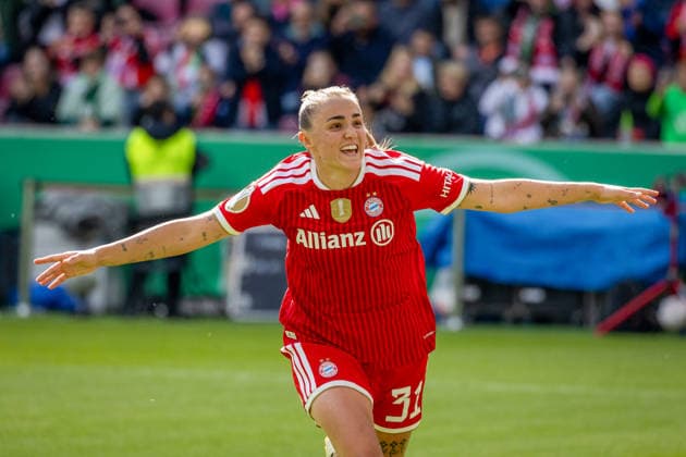 Deutschland: Fussball DFB-Pokal Frauen 2025 2026, Finale VfL Wolfsburg vs Bayern München RheinEnergieStadion (Köln) : Torjubel nach dem Tor zum 1:0 für FC Bayern München durch Torschützin Stanway Georgia (FC Bayern München, 31) Freude, Emotionen, Jubel, Geste, Gestik, Emotion, Mimik, Gesichtsausdruck, Emotion Copyright: xMichellexLukax