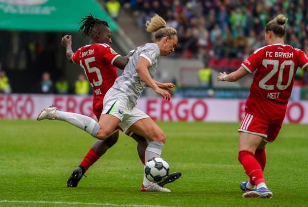 Deutschland: Fussball DFB-Pokal Frauen 2025 2026, Finale VfL Wolfsburg vs Bayern München RheinEnergieStadion (Köln): im Zweikampf Bernadette Amani (FC Bayern München Frauen, 15) Lena Lattwein (VfL Wolfsburg Frauen, 8) Köln Copyright: xAymanxAlahmedx