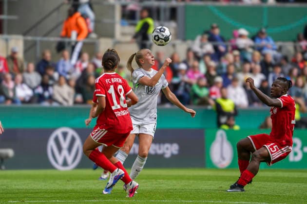 Deutschland: Fussball DFB-Pokal Frauen 2025 2026, Finale VfL Wolfsburg vs Bayern München RheinEnergieStadion (Köln): am Ball Ella Peddemors (VfL Wolfsburg Frauen, 5) Momoko Tanikawa (FC Bayern München Frauen, 18) Köln Copyright: xAymanxAlahmedx
