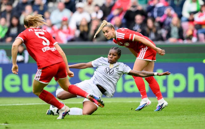 (l-r) Magdalena ERIKSSON (M), Lineth BEERENSTEYN (WOB), Giulia GWINN (M) Aktion, Zweikampf. DFB-Pokal der Frauen Finale 2026, VfL Wolfsburg (WOB) - FC Bayern Muenchen (M), am 14.05.2026 in Koeln Deutschland. DFB regulations prohibit any use of photographs as image sequences and or quasi-video Â