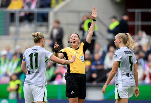 (l-r) Alexandra POPP (WOB), Schiedsrichterin Schiedsrichter Franziska WILDFEUER, Ella PEDDEMORS (WOB) Gestik DFB-Pokal der Frauen Finale 2026, VfL Wolfsburg (WOB) - FC Bayern Muenchen (M), am 14.05.2026 in Koeln Deutschland. DFB regulations prohibit any use of photographs as image sequences and or quasi-video Â