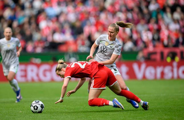 (l-r) Franziska KETT (M), Janina MINGE (WOB) Aktion, Zweikampf. DFB-Pokal der Frauen Finale 2026, VfL Wolfsburg (WOB) - FC Bayern Muenchen (M), am 14.05.2026 in Koeln Deutschland. DFB regulations prohibit any use of photographs as image sequences and or quasi-video Â