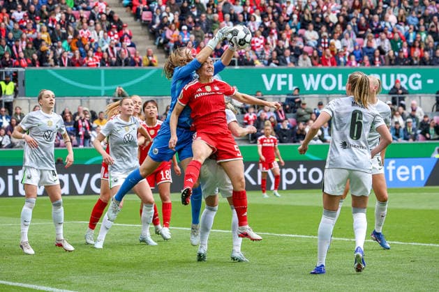 2026.05.14, xsscx, Fußball, Finale DFB-Pokal Frauen, VfL Wolfsburg - FC Bayern München, Saison 2025 2026, Rhein-Energie-Stadion in Köln: Stina Johannes (VfL Wolfsburg 1) im Zweikampf gegen xMagdalena Eriksson (FC Bayern München 5) DFB regulations prohibit any use of photographs as image sequences and or quasi-video. Photo: xSandraxScherningxPressefotoKochx Nordrhein-Westfalen Germany