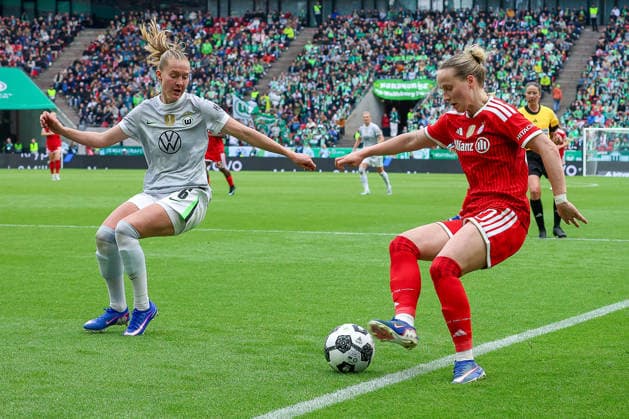 2026.05.14, xsscx, Fußball, Finale DFB-Pokal Frauen, VfL Wolfsburg - FC Bayern München, Saison 2025 2026, Rhein-Energie-Stadion in Köln: Janina Minge (VfL Wolfsburg 6) im Zweikampf gegen Franziska Kett (FC Bayern München 20) DFB regulations prohibit any use of photographs as image sequences and or quasi-video. Photo: xSandraxScherningxPressefotoKochx Nordrhein-Westfalen Germany