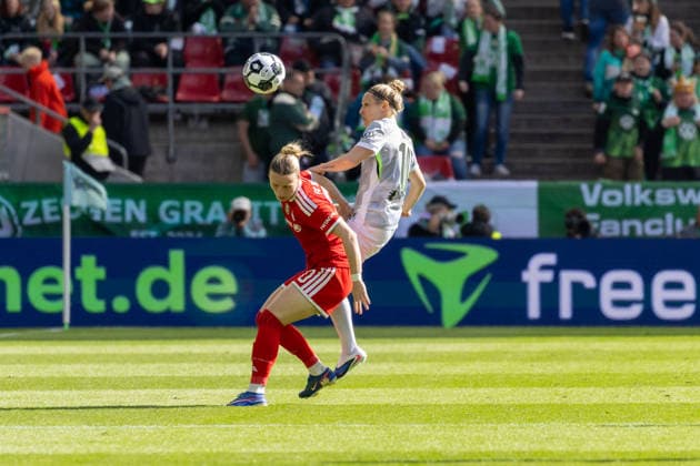 Deutschland: Fussball DFB-Pokal Frauen 2025 2026, Finale VfL Wolfsburg vs Bayern München RheinEnergieStadion (Köln) : Huth Svenja (VfL Wolfsburg, 10) im Zweikampf gegen Kett Franziska (FC Bayern München, 20) Copyright: xMichellexLukax