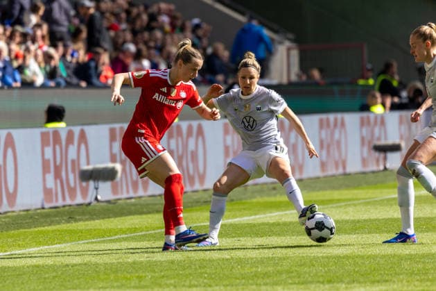 Deutschland: Fussball DFB-Pokal Frauen 2025 2026, Finale VfL Wolfsburg vs Bayern München RheinEnergieStadion (Köln) : Kett Franziska (FC Bayern München, 20) im Zweikampf gegen Huth Svenja (VfL Wolfsburg, 10) Copyright: xMichellexLukax