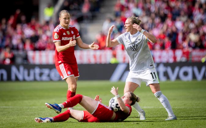 Cologne, Germany. 14th Mai 2026. Franziska Kett (FCB) Alexandra Popp (Wob) FC Bayern München - VfL Wolfsburg DFB Pokalfinale Frauen 14.05.2026