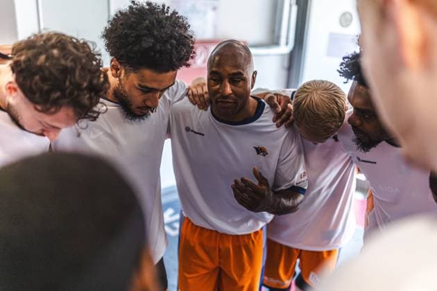 DeAndre Lansdowne (Rostock Seawolves) schwoert sein Team ein, Vet Concept Gladiators Trier vs Rostock Seawolves, Basketball, easyCredit BBL, Play Ins, Saison 2025 2026, 14.05.2026 Vet Concept Gladiators Trier vs Rostock Seawolves, Basketball, easyCredit BBL, Play Ins, Saison 2025 2026, 14.05.2026 Copyright: xEibner-Pressefoto AlexanderxNeisx EP_ANS