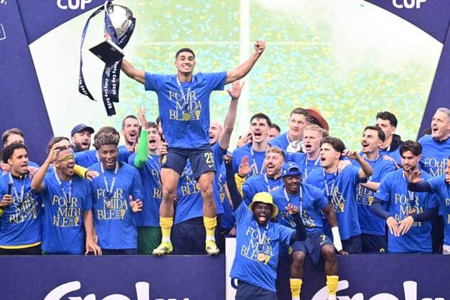 Royale Union Saint-Gilloise v RSC Anderlecht - Belgian Croky Cup Final BRUSSELS, BELGIUM - MAY 02 : Khalaili Anan midfielder of Royale Union Saint-Gilloise and Players of Union celebrate with the trophy during the Belgian Croky Cup final match between Royale Union Saint-Gilloise and RSC Anderlecht on May 2, 2026 in Brussels, Belgium, 02 05 2026 Brussels Belgium  Copyright: xPeterxDexVoechtx