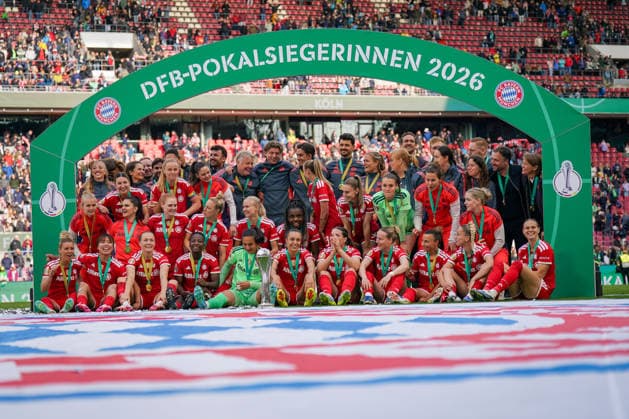 Deutschland: Fussball DFB Pokal Frauen 2025 - 2026, Finale - VfL Wolfsburg vs FC Bayern München - Rhein-Energie-Stadion (Köln): Freude, Emotionen, Jubel, Mannschaftsfoto, Totale, DFB Pokal, Feier FC Bayern, Siegerehrung, DFB Pokalsiegerinnen 2026 Copyright: xJOERANxSTEINSIEKx