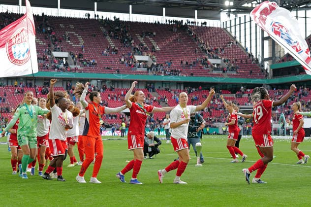 14.05.2026, xovx, Fußball, Frauen DFB-Pokal Finale, VfL Wolfsburg - FC Bayern München Die Spielerinnen des FC Bayern München feiern den Gewinn des DFB-Pokals. Köln Rhein-Energie-Stadion Nordrhein-Westfalen Deutschland (DE)