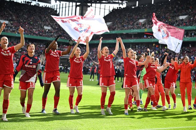 14.05.2026, xophax, Fussball , Frauen DFB - Pokal Finale 25 26. Rhein Energie Stadion Köln. VFL Wolfsburg gegen Bayern München. Bayern München feiert mit den fans im Stadion Koeln