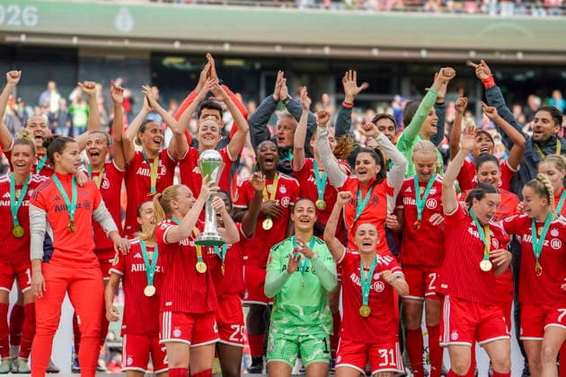 Deutschland: Fussball DFB-Pokal Frauen 2025 2026, Finale VfL Wolfsburg vs Bayern München RheinEnergieStadion (Köln): Freude, Emotionen, Jubel Mannschaftsfoto, Totale Bayern München Köln Copyright: xAymanxAlahmedx