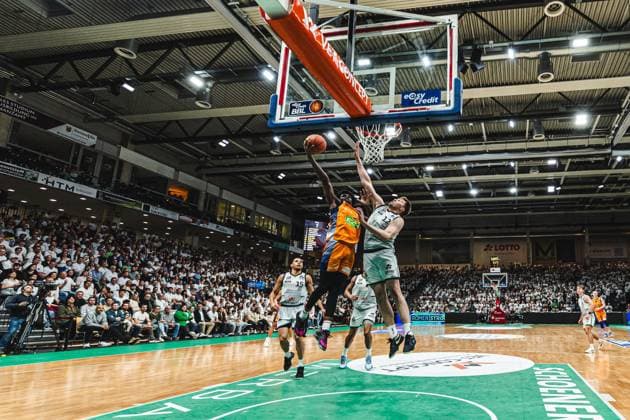 Kassim Nicholson (Rostock Seawolves) im Zweikampf mit Marten Linssen (Gladiators Trier), Vet Concept Gladiators Trier vs Rostock Seawolves, Basketball, easyCredit BBL, Play Ins, Saison 2025 2026, 14.05.2026 Vet Concept Gladiators Trier vs Rostock Seawolves, Basketball, easyCredit BBL, Play Ins, Saison 2025 2026, 14.05.2026 Copyright: xEibner-Pressefoto AlexanderxNeisx EP_ANS