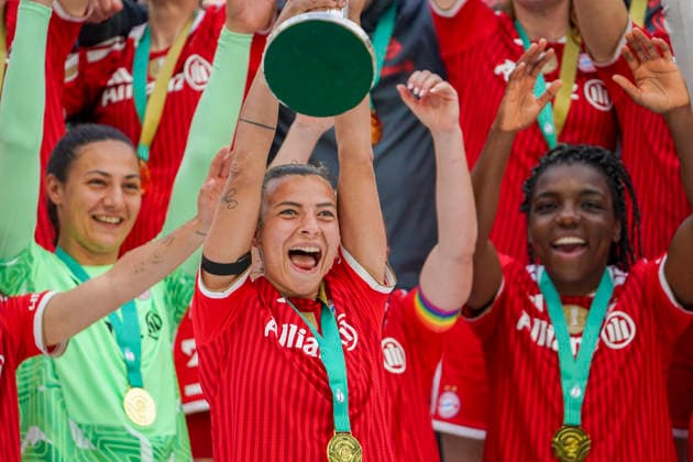 Deutschland: Fussball DFB-Pokal Frauen 2025 2026, Finale VfL Wolfsburg vs Bayern München RheinEnergieStadion (Köln): Freude, Emotionen, Jubel Mannschaftsfoto, Totale Bayern München Köln Copyright: xAymanxAlahmedx