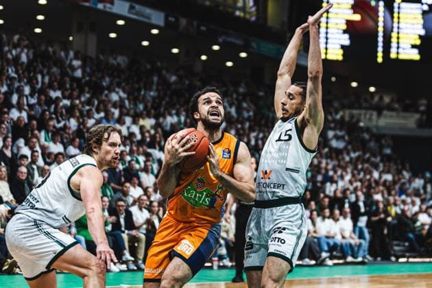Elias Baggette (Rostock Seawolves) im Zweikampf mit Jordan Roland (Gladiators Trier) und Marco Hollersbacher (Gladiators Trier), Vet Concept Gladiators Trier vs Rostock Seawolves, Basketball, easyCredit BBL, Play Ins, Saison 2025 2026, 14.05.2026 Vet Concept Gladiators Trier vs Rostock Seawolves, Basketball, easyCredit BBL, Play Ins, Saison 2025 2026, 14.05.2026 Copyright: xEibner-Pressefoto AlexanderxNeisx EP_ANS