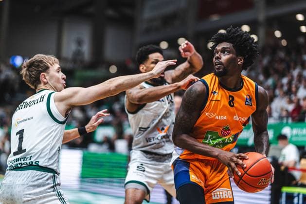 Kassim Nicholson (Rostock Seawolves) im Zweikampf mit Steven Ashworth (Gladiators Trier) und Urald King (Gladiators Trier), Vet Concept Gladiators Trier vs Rostock Seawolves, Basketball, easyCredit BBL, Play Ins, Saison 2025 2026, 14.05.2026 Vet Concept Gladiators Trier vs Rostock Seawolves, Basketball, easyCredit BBL, Play Ins, Saison 2025 2026, 14.05.2026 Copyright: xEibner-Pressefoto AlexanderxNeisx EP_ANS